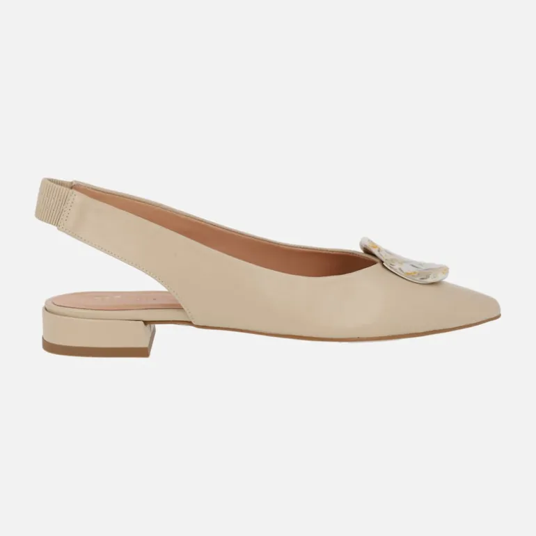 Bailarinas de piel beige destalonadas con adorno circular