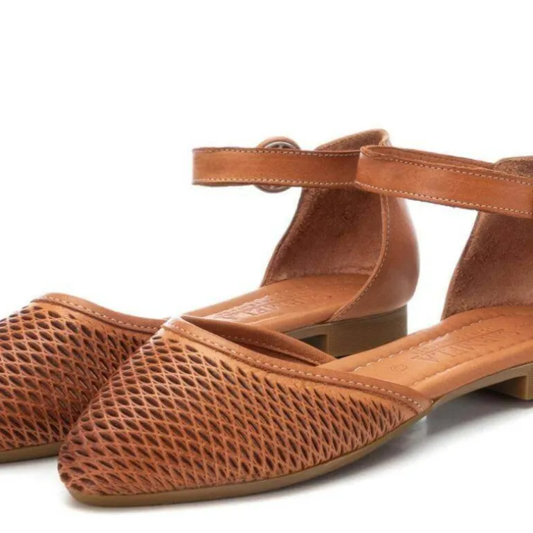 Bailarinas de piel con picados y pulsera al tobillo