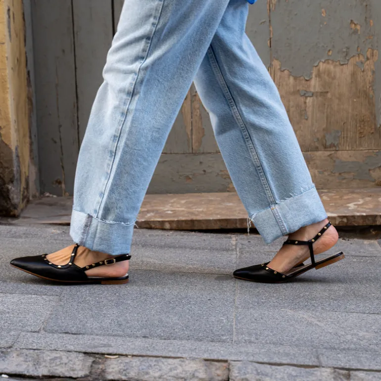 Bailarinas destalonadas con detalle de tachas metálicas