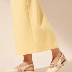 Bailarinas destalonadas en charol beige con pulseras en taupe