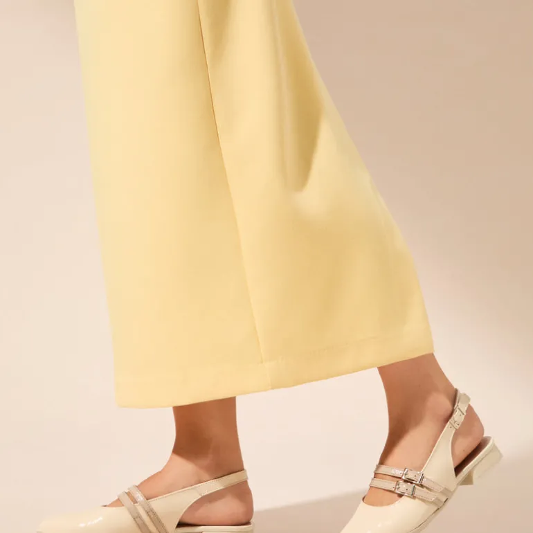 Bailarinas destalonadas en charol beige con pulseras en taupe