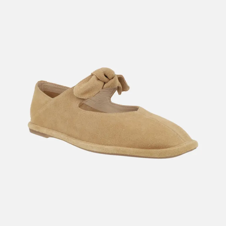 Bailarinas estilo merceditas en serraje camel con lazo al empeine