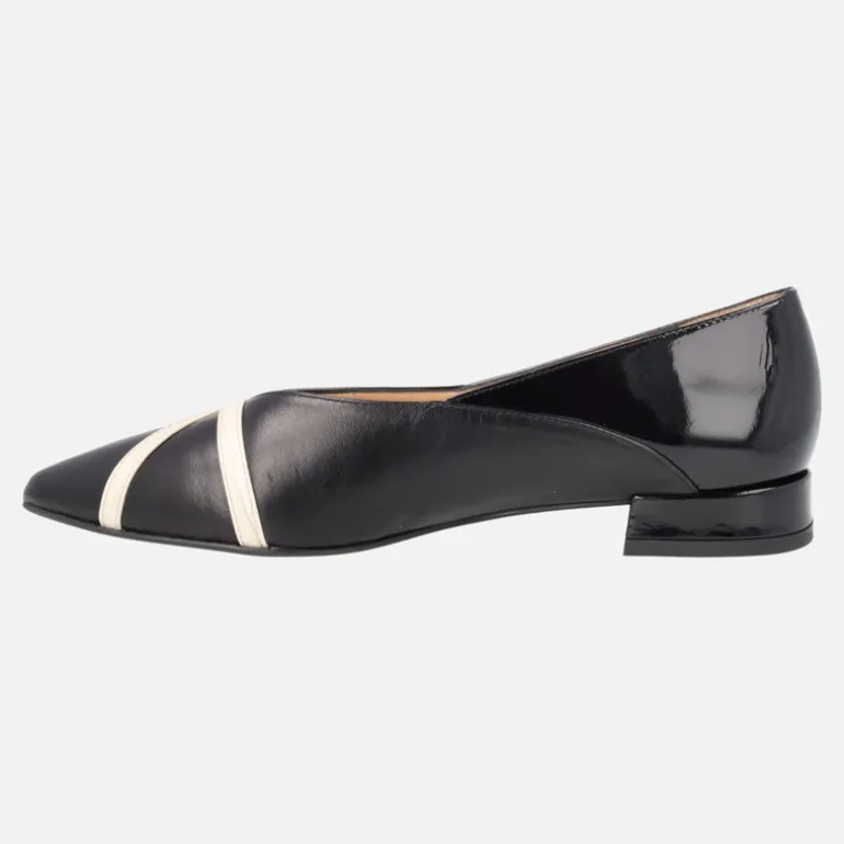 Bailarinas negras de charol con detalle de tiras en crudo