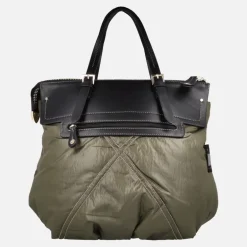 Bolsos para hombro en acolchado verde con detalles en negro