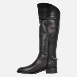 Botas altas de piel negra Couture con adorno de cadena en el talón
