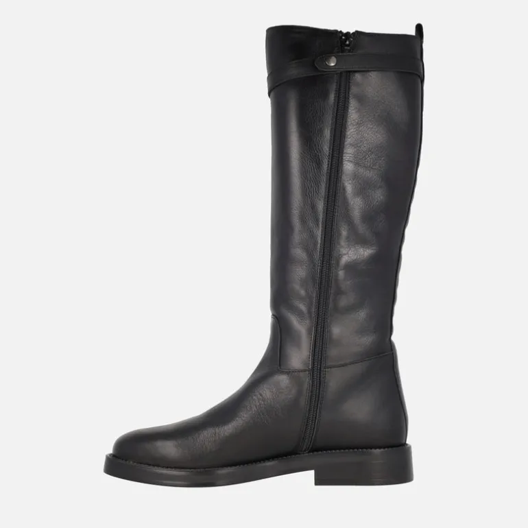 Botas altas en piel negra con adorno metálico
