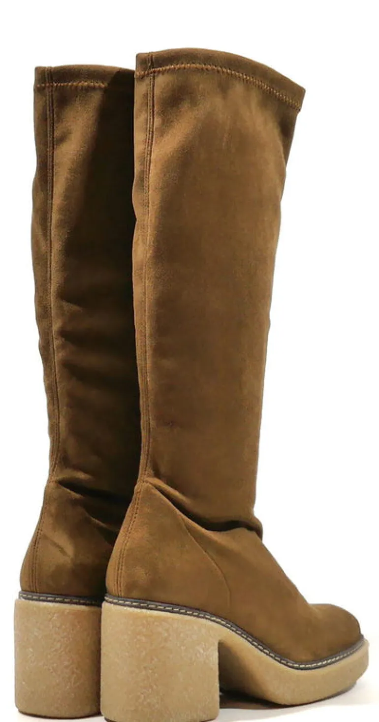 Botas altas en tejido elástico marrón con tacones de goma