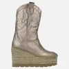 Botas de piel metalizada con bordados y cuña de yute