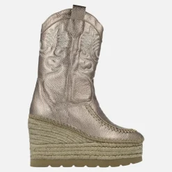 Botas de piel metalizada con bordados y cuña de yute