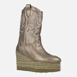 Botas de piel metalizada con bordados y cuña de yute
