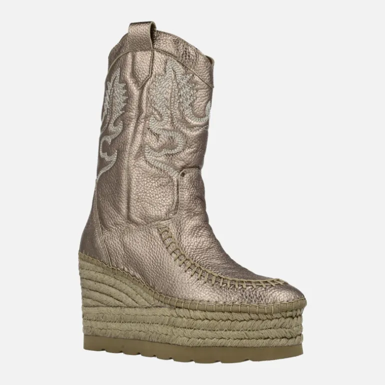 Botas de piel metalizada con bordados y cuña de yute