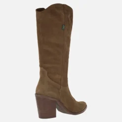 Botas de tacón en serraje cuero con bordados en la caña