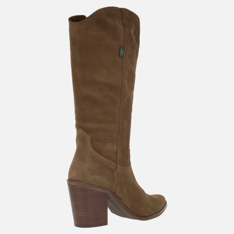 Botas de tacón en serraje cuero con bordados en la caña