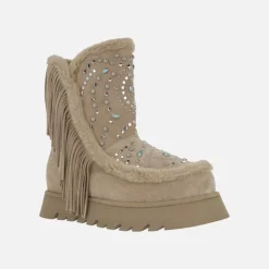 Botas joya en serraje beige con tachas y flecos