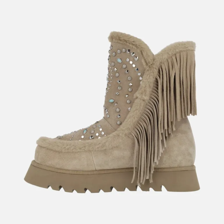 Botas joya en serraje beige con tachas y flecos