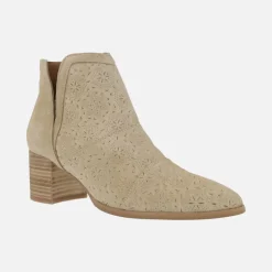 Botines Azahara grabado de Popa en serraje beige con detalle de picados