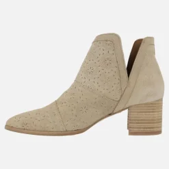 Botines Azahara grabado de Popa en serraje beige con detalle de picados