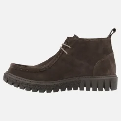 Botines bajos con cordones estilo wallabee en serraje marrón