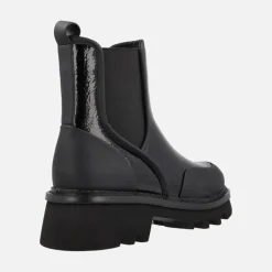 Botines chelsea en charol negro con piso track Ring