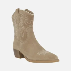 Botines cowboy Yanina en serraje beige con bordados