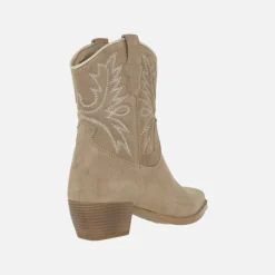 Botines cowboy Yanina en serraje beige con bordados
