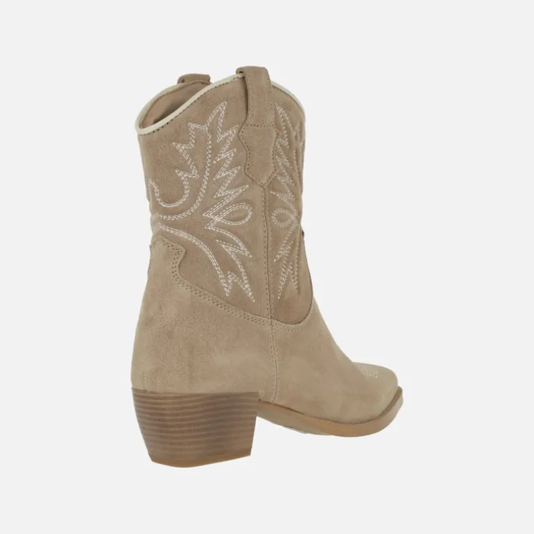 Botines cowboy Yanina en serraje beige con bordados
