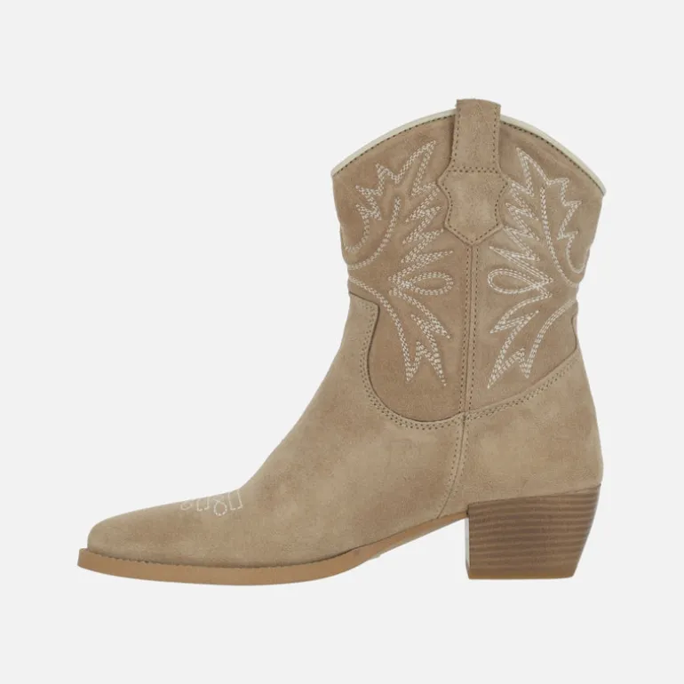 Botines cowboy Yanina en serraje beige con bordados