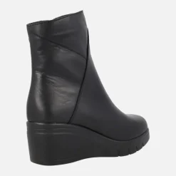 Botines de piel con cuña de goma
