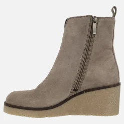 Botines de serraje color taupe Nadia con cuña de goma