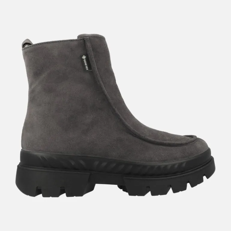 Botines de serraje gris con piso track y membrana Gore-tex