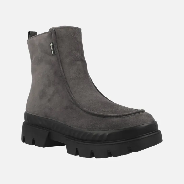 Botines de serraje gris con piso track y membrana Gore-tex