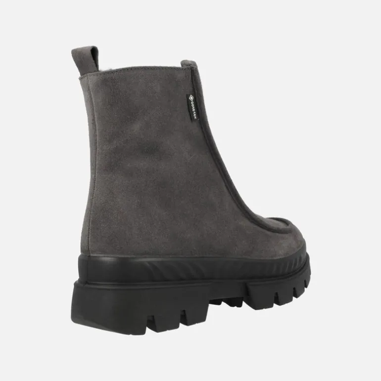 Botines de serraje gris con piso track y membrana Gore-tex