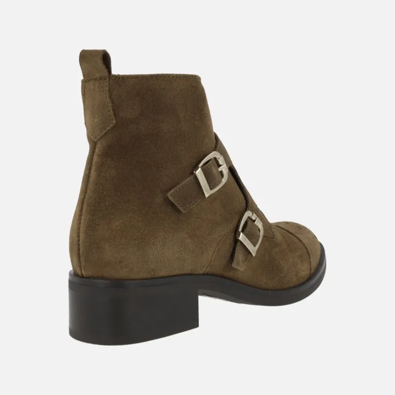 Botines de serraje marrón con adorno de hebillas