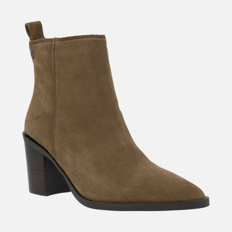 Botines de tacón alto y horma afilada en piel serraje