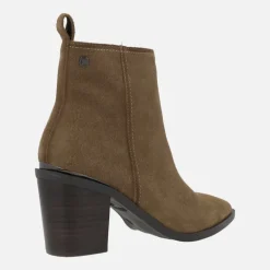 Botines de tacón alto y horma afilada en piel serraje