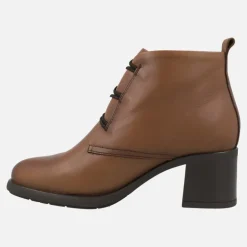 Botines de tacón con cierre de gomas elásticas y botones