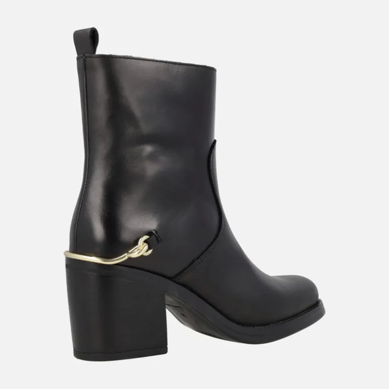 Botines de tacón en piel negra Leyna con adorno dorado en el talón