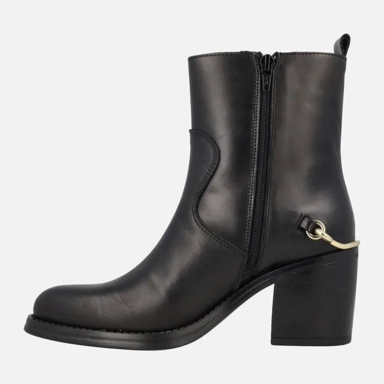 Botines de tacón en piel negra Leyna con adorno dorado en el talón