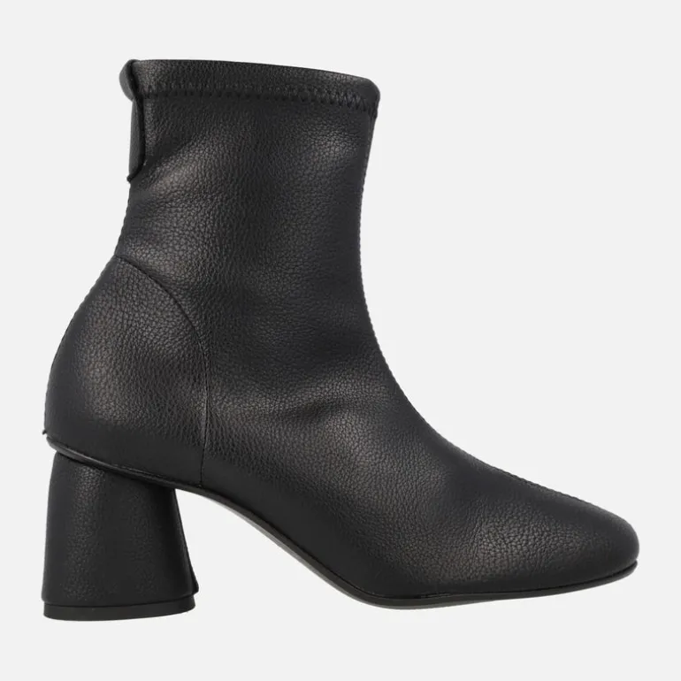 Botines elásticos textura piel con horma redonda y tacón