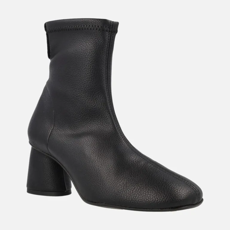 Botines elásticos textura piel con horma redonda y tacón