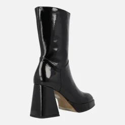 Botines estilo retro en charol negro con tacón alto y plataforma