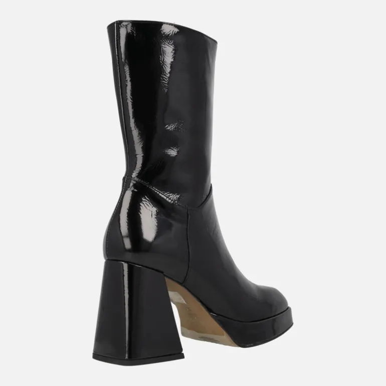 Botines estilo retro en charol negro con tacón alto y plataforma