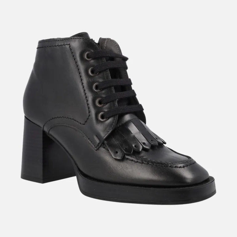 Botines negros de piel con cordones y copete de flecos