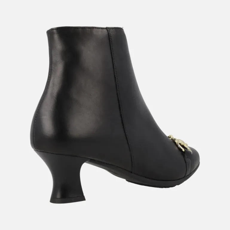Botines negros de piel con adorno metálico dorado y tacón bajo