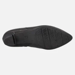 Botines negros de piel con adorno metálico dorado y tacón bajo