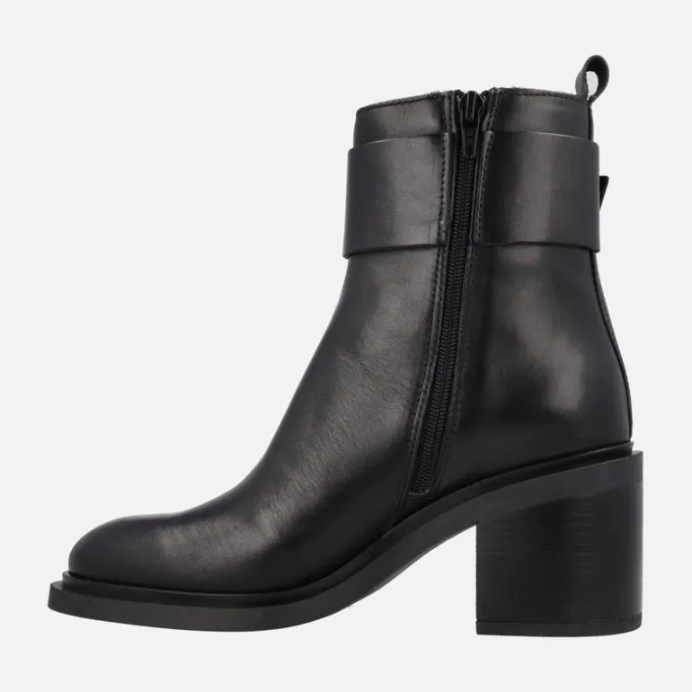 Botines negros de piel Evolet con adorno metálico y tacones de 7 cms
