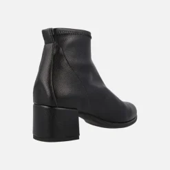 Botines negros elásticos textura piel con tacón bajo