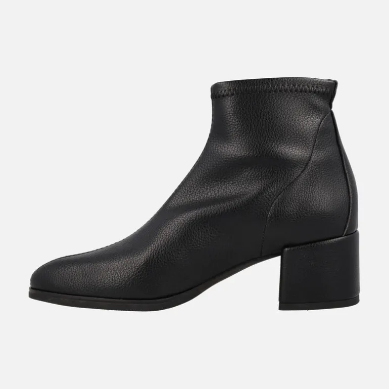 Botines negros elásticos textura piel con tacón bajo