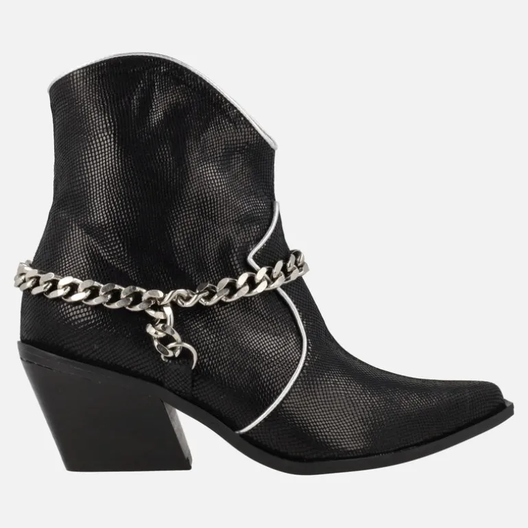Botines negros estilo cowboy con adorno de cadena