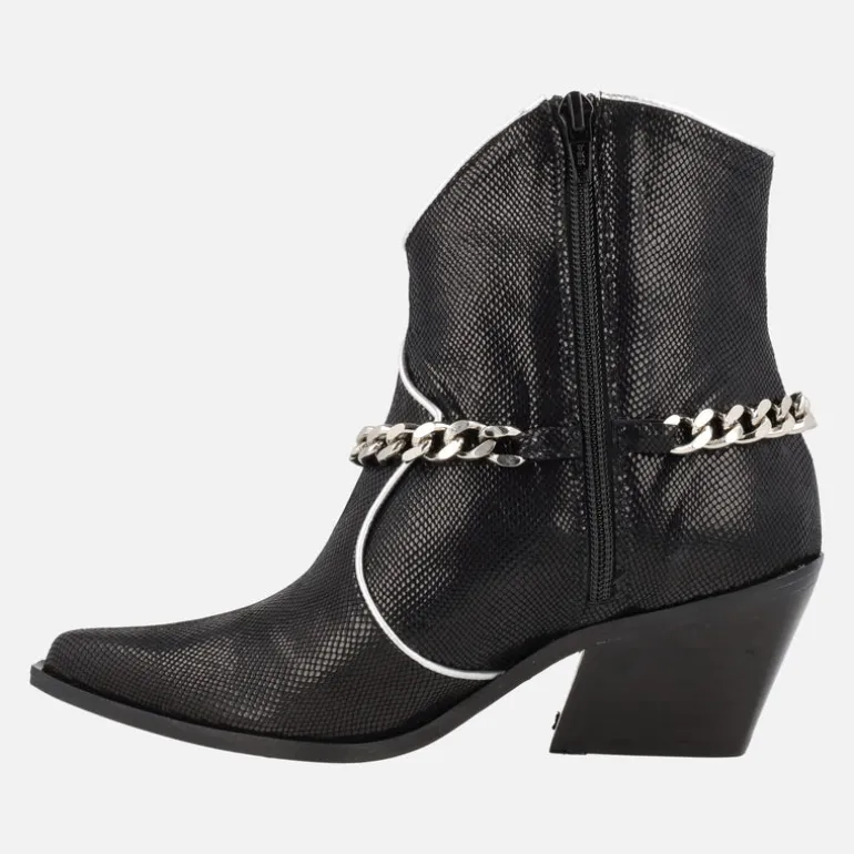 Botines negros estilo cowboy con adorno de cadena